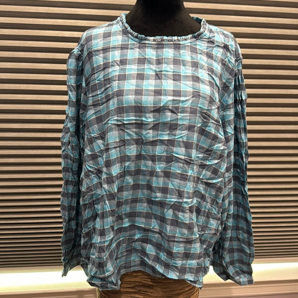 Round ruffle neck blouse